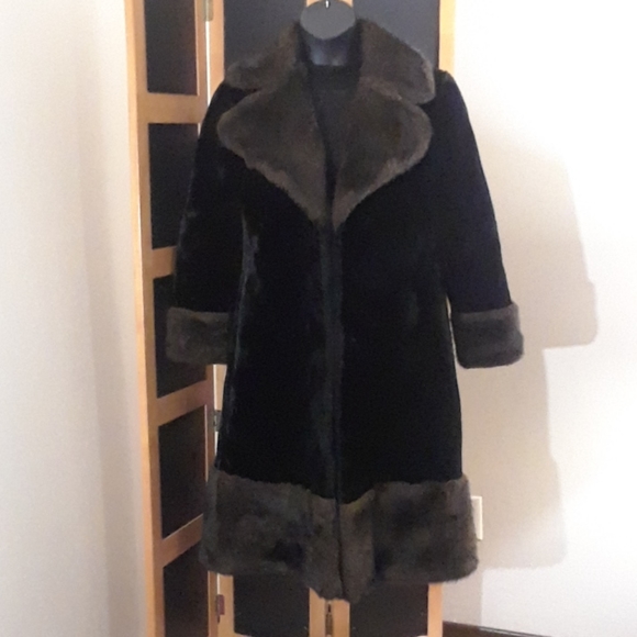 "Donnybrook" 1970's Vintage Faux Fur Coat - Picture 2 of 16